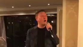韩磊在黎姿豪宅家宴上唱歌,现场版比棚录还震撼